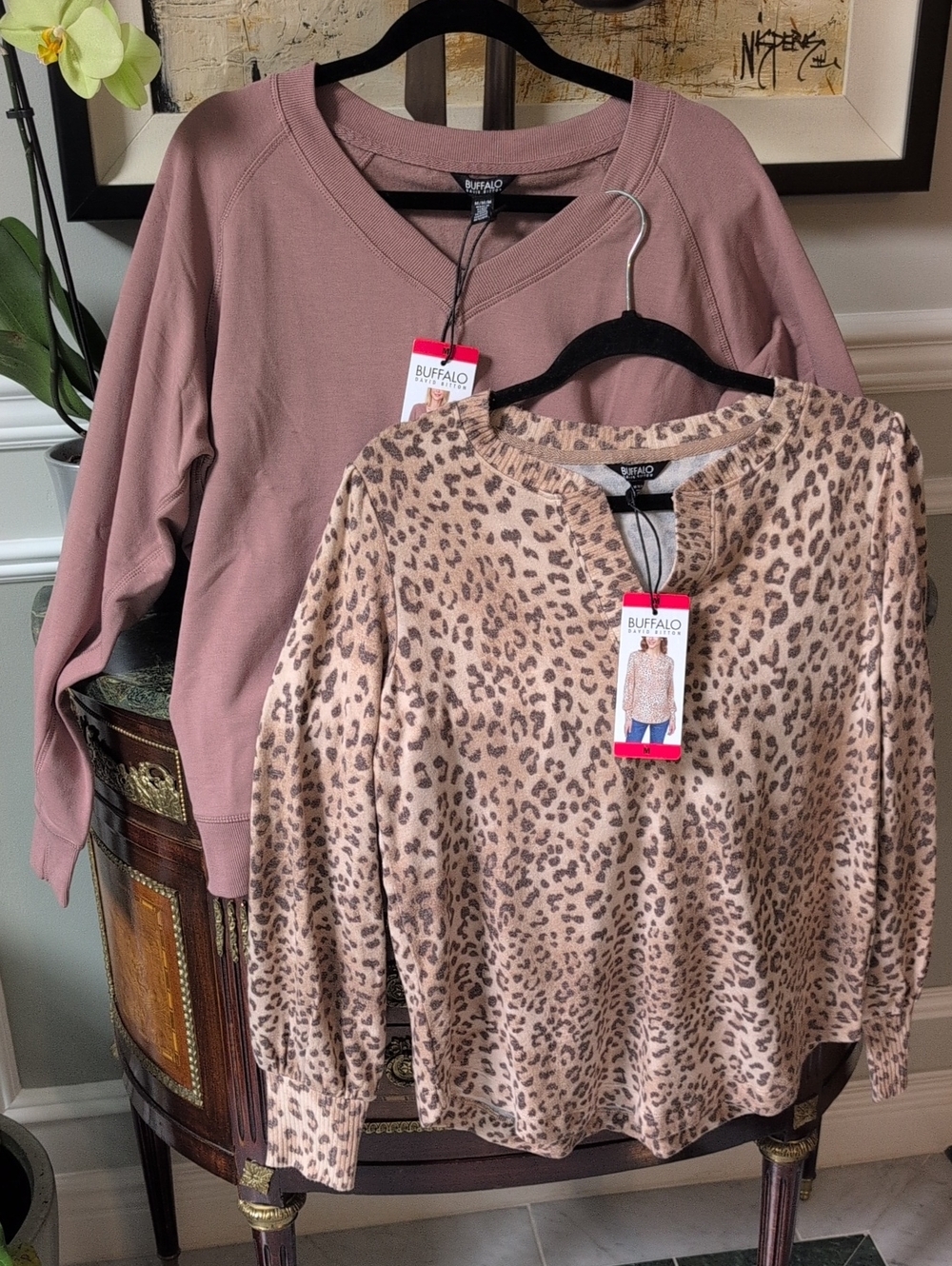 Buffalo Womens M Bundle. Taupe Rose V-Neck Sweatshirt & Leopard V-Neck Size M